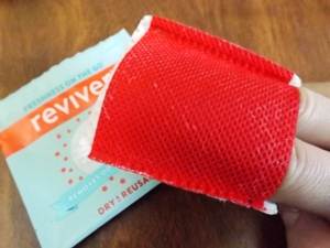 Reviver Wipes work on the left or right hand