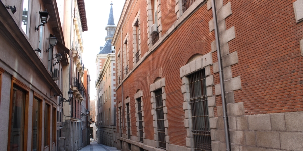 Skinny old streets in Madrid