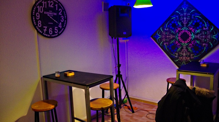 Hang out area with stools at Green Shot cannabis club Madrid